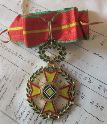 Fantaisie : croix de commandeur en métal doré de la propriét…