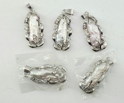 PERLES. Réunion de cinq pendentifs avec perle de culture de …