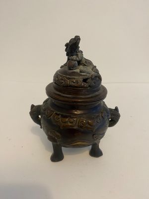 une boîte à encens ancienne en bronze, surmontée d'un oiseau