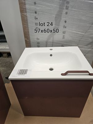 un lavabo blanc et un meuble marron dans une pièce