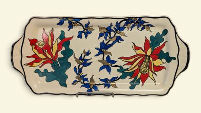 un plateau orné d'un motif floral posé sur une table