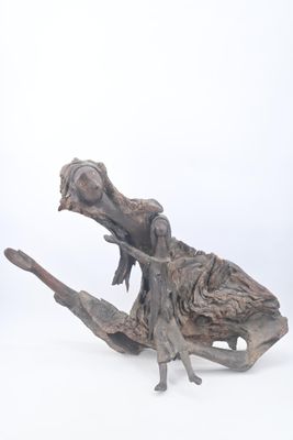 une sculpture représentant un lézard perché sur une branche