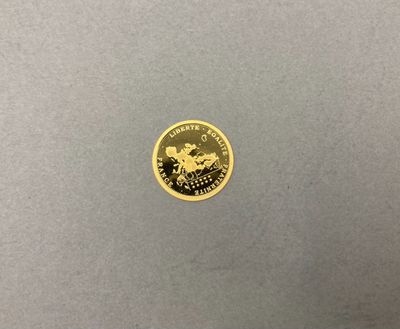 gros plan d'une pièce d'or sur une surface grise