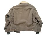 le dos d'une veste marron à col en fourrure sur fond blanc