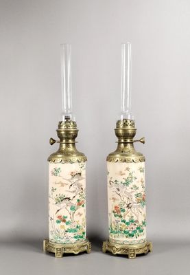 paire de lampes anciennes en porcelaine chinoise avec des ferrures en laiton