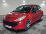 la photo d'une voiture rouge garée dans un garage