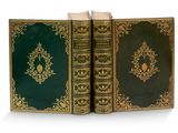 deux livres à la couverture verte ornée de motifs dorés, posés sur un fond blanc