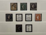Il y a de nombreux timbres différents sur le mur de cette pièce