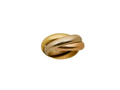 une image d'un gros plan d'une bague en or sur un fond blanc