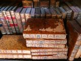 de nombreux livres anciens empilés les uns sur les autres sur une étagère