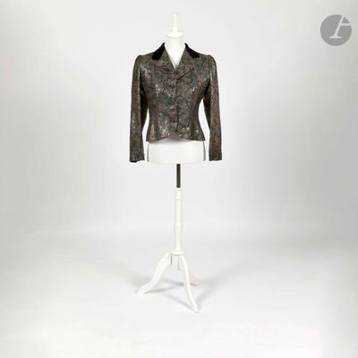 La veste est posée sur un support de mannequin sur lequel se trouve un mannequin blanc.