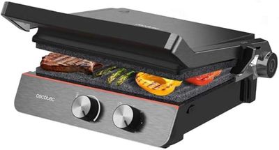 un gros plan d'un barbecue sur lequel sont disposés de la viande et des légumes