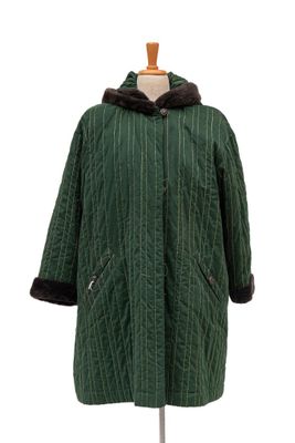une photo d'un manteau vert à capuche posé sur un mannequin