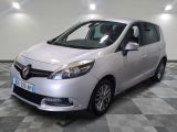 la voiture argentée est garée sur un sol en damier dans le garage