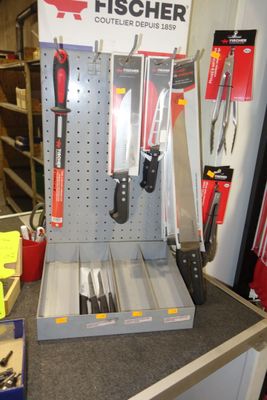 une présentation d'outils sur une étagère dans un magasin