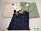 trois paires de jeans pour homme empilées les unes sur les autres
