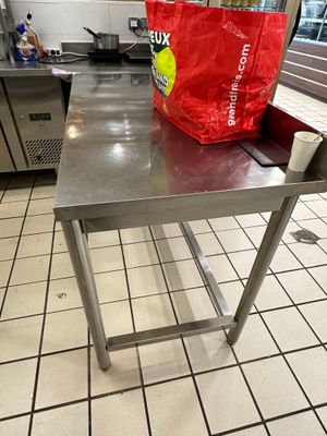 un sac rouge posé sur une table dans une cuisine