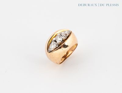 gros plan d'une bague en or et diamants sur fond blanc