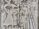 une image représentant un relief en pierre représentant un homme et une femme