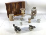 beaucoup de bouteilles en verre et un oiseau posé sur une table