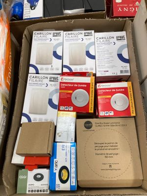 une boîte remplie d'appareils électroniques et d'autres produits électroniques
