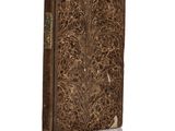 un vieux livre dont la couverture est ornée d'un motif floral