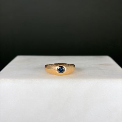 Bague demi-jonc en or jaune 750/1000 (18K) onrée en serti-cl…