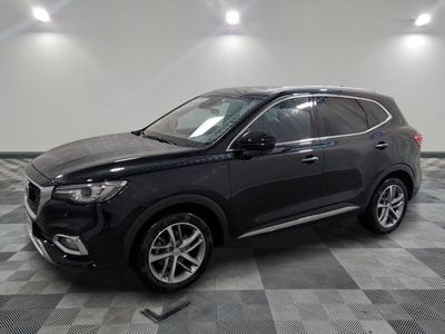 un SUV noir garé sur un sol en carrelage à damier dans un garage