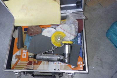 une valise qui contient beaucoup d'outils