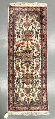 INDE, Srinagar, Kashmir. Tapis en laine et soie à décor flor…