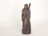 l'image d'une statue d'un homme tenant un bâton