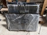 une valise posée sur une palette