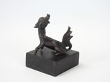 sculpture en bronze représentant un chien et un chat, posée sur un socle en marbre