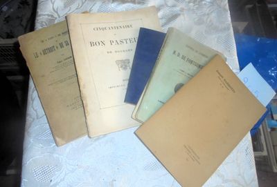 cinq livres posés les uns à côté des autres sur une table