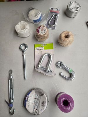 une table sur laquelle se trouvent plusieurs objets différents