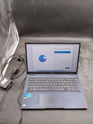 un ordinateur portable posé sur un canapé, avec son chargeur