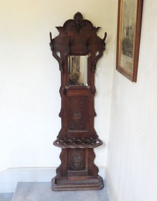 une horloge grand-père dans le coin d'une pièce