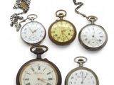 cinq types différents de montres de poche sur fond blanc