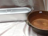 des casseroles et des poêles posées sur un drap blanc, sur fond blanc