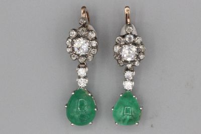 Paire de boucles d’oreilles dormeuses en or et argent sertie…