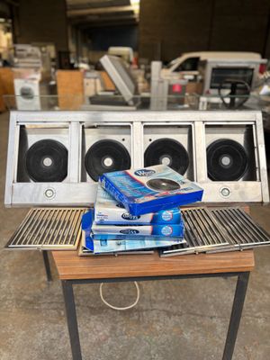 une pile de livres posée sur une table à côté d'une chaîne hi-fi