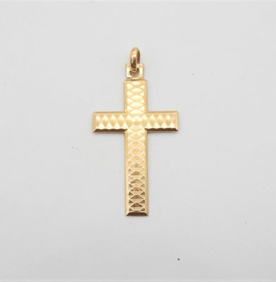pendentif en forme de croix en or sur fond blanc