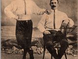 Sur une photo en noir et blanc, deux hommes posent pour une photo.