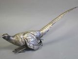 un oiseau en argent posé sur une table