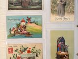 beaucoup de vieilles cartes postales sur la table