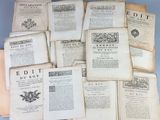 de nombreux livres anciens empilés les uns sur les autres