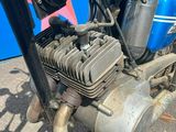 un gros plan d'un moteur de moto posé au sol