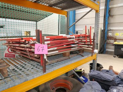 une pile de tuyaux posée sur une étagère dans un entrepôt