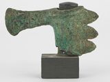 un gros plan sur la sculpture d'un oiseau posée sur un bloc