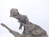 une sculpture représentant un lézard perché sur une branche